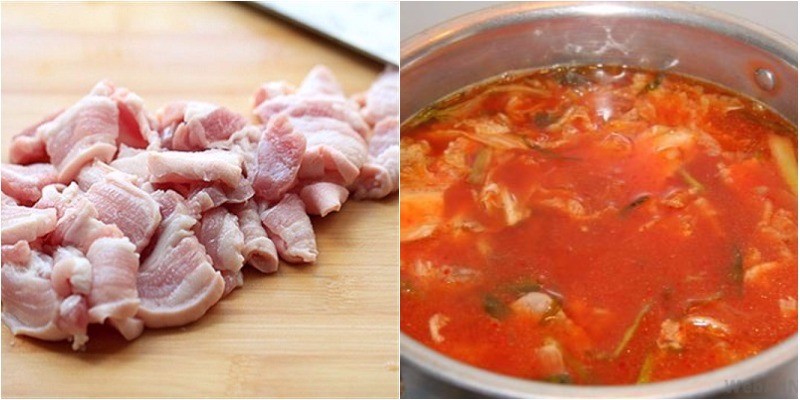 Nồi nước dùng kim chi đang sôi, chuẩn bị cho món mì gói Hàn Quốc.