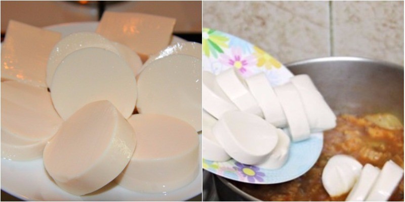 Thêm đậu phụ non vào nồi nước dùng đậm đà cho món mì gói Hàn Quốc.