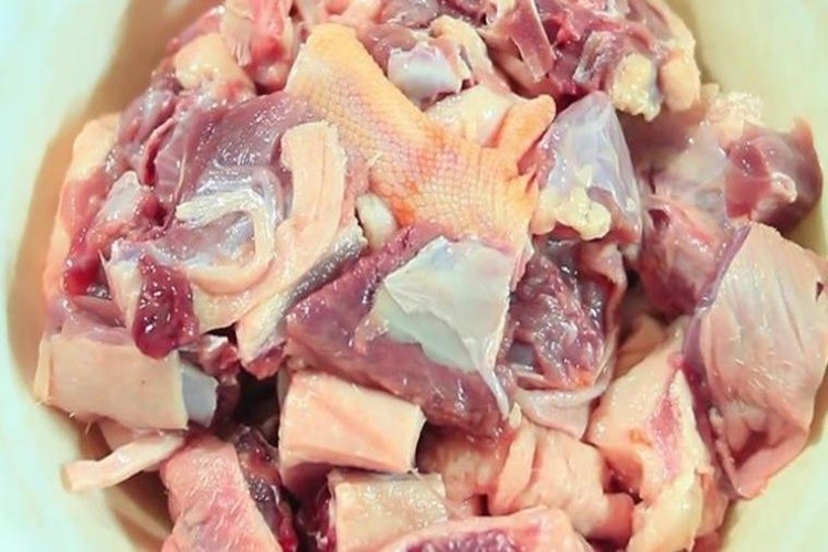 Sơ chế thịt vịt sạch sẽ để món mì Quảng vịt thêm ngon