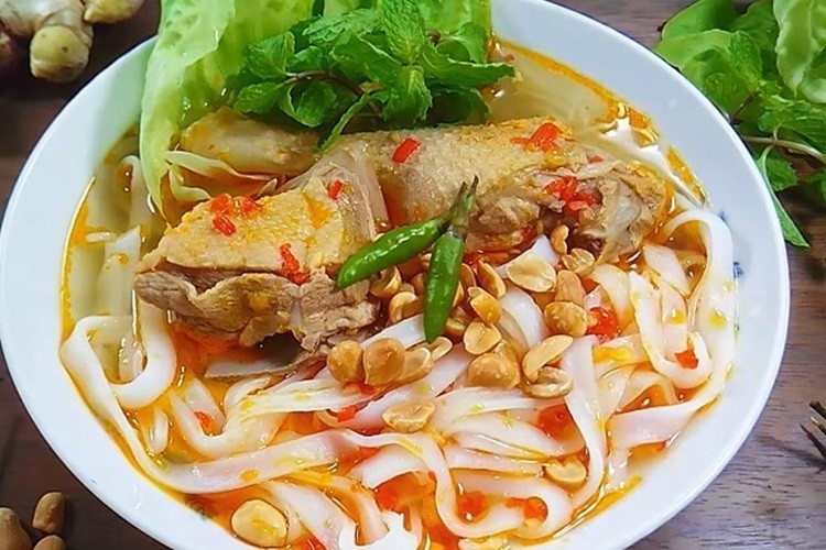 Tô mì Quảng vịt đã hoàn thành, sẵn sàng thưởng thức với đầy đủ topping