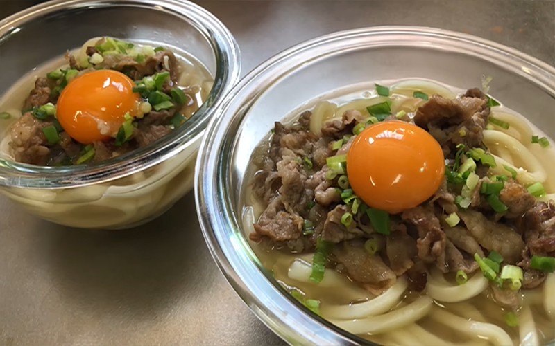 Tô mì udon bò thành phẩm với trứng lòng đào và hành lá