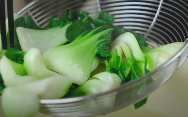 Sơ chế và trụng rau cải xanh tươi, bổ sung vitamin cho tô mì đơn giản của bạn
