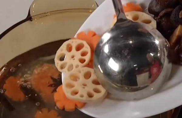 Nấu nước dùng chay với rau củ, mang đến hương vị ngọt tự nhiên cho mì đơn giản
