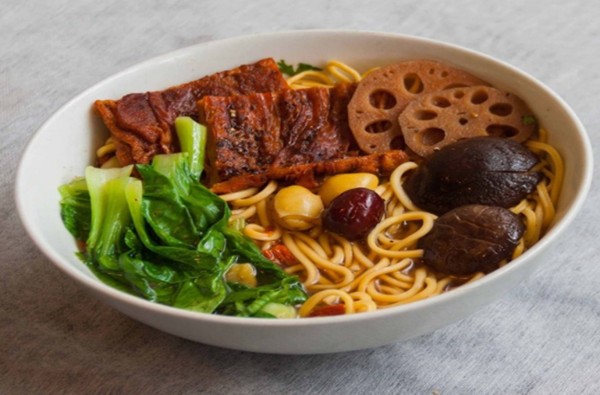 Mì vịt tiềm chay ngon miệng và bổ dưỡng