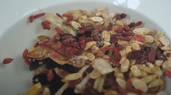 Sơ chế các loại thảo dược bổ dưỡng cho nước dùng mì đơn giản, tăng cường sức khỏe