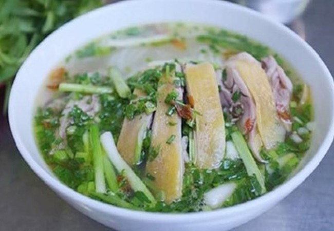 Bát miến gà truyền thống đầy đủ, hấp dẫn, chan nước dùng nóng hổi