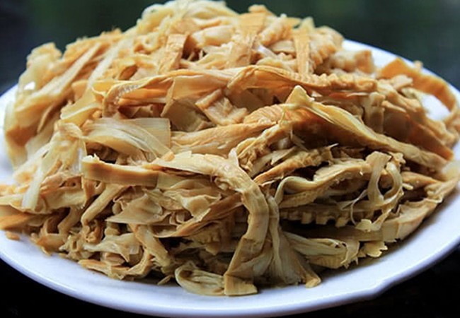 Măng khô đã được sơ chế sạch sẽ và xé sợi sẵn sàng cho món miến măng gà