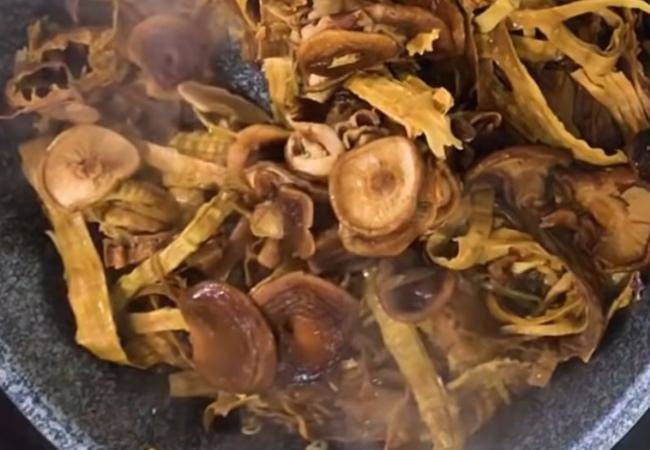 Xào măng và nấm hương trên chảo với hành phi thơm cho món miến măng gà