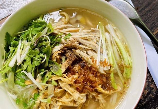 Bát miến măng gà thơm ngon, hấp dẫn, nóng hổi sẵn sàng để thưởng thức