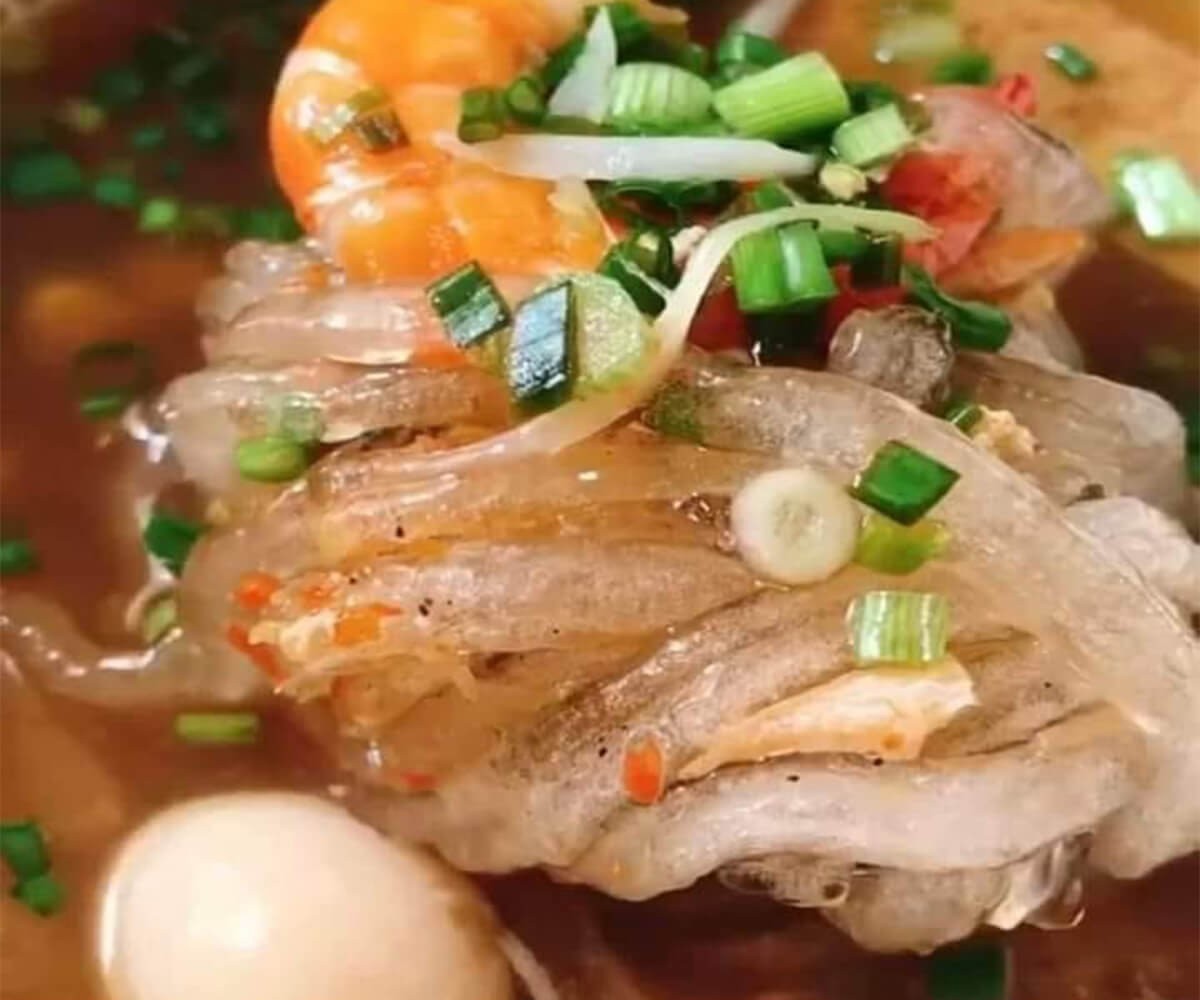 Món bánh canh bột lọc miền Trung với nước dùng đậm đà