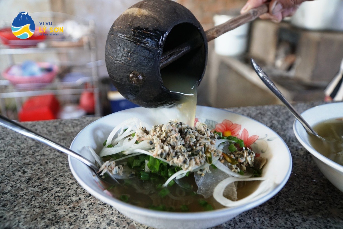 Món don Quảng Ngãi đã hoàn thành với màu sắc hấp dẫn, sẵn sàng thưởng thức.