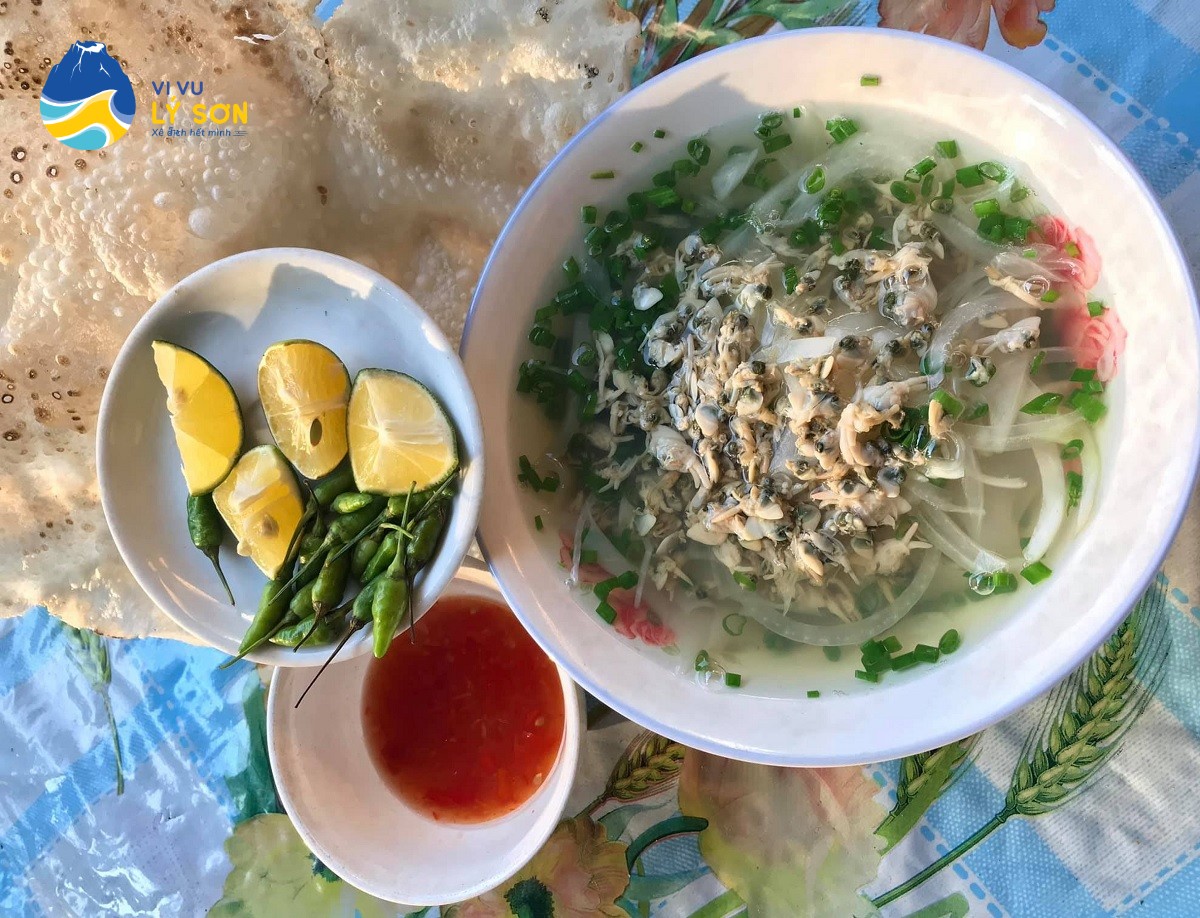 Don Quảng Ngãi nóng hổi ăn kèm bánh tráng giòn, chanh và ớt xanh.