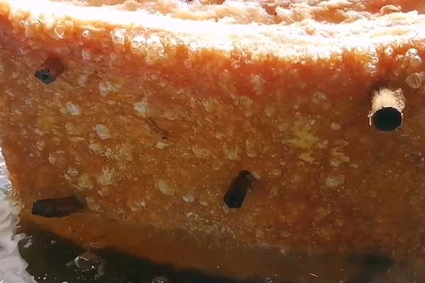 Chiên giòn đều các mặt của miếng thịt ba chỉ, tạo màu vàng óng cho cách nấu khâu nhục người Hoa