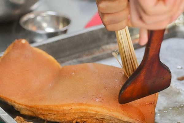 Xăm đều phần da thịt heo đã luộc, bí quyết cho món khâu nhục người Hoa có lớp da giòn
