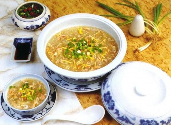 Nguyên liệu sơ chế sẵn sàng cho món súp gà yến sào độc đáo.
