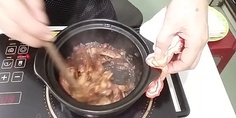 Hoàn thành món thịt kho mắm ruốc thơm ngon, hấp dẫn