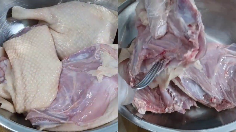 Dùng nĩa đâm vào thịt vịt giúp gia vị thấm đều hơn khi chế biến
