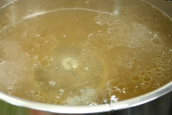 Nước dùng phở gà Hà Nội trong, ngọt thanh được nấu theo bí quyết gia truyền