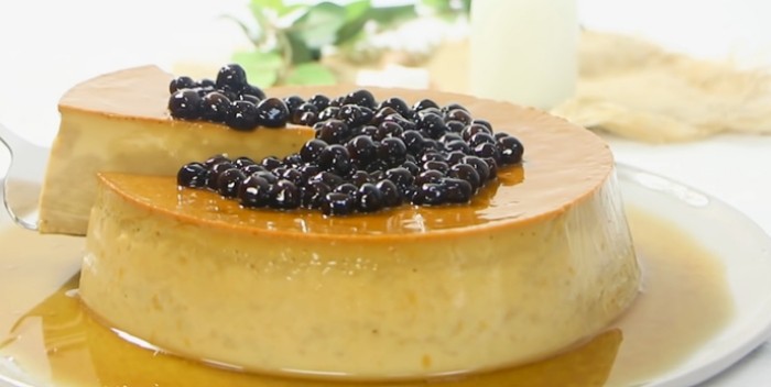 Bánh flan trà sữa trân châu đường đen, một ứng dụng tuyệt vời của nước đường đen không bị đông.