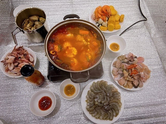 Bát nước lẩu ninh xương thành phẩm, sẵn sàng để thưởng thức cùng đồ nhúng lẩu phong phú
