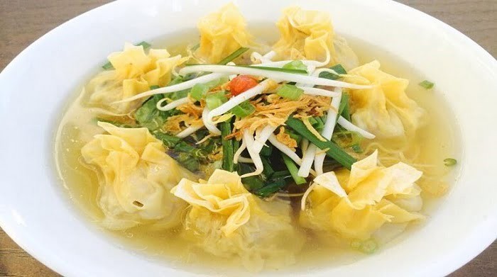 Hoành thánh tôm thịt bọc vỏ mỏng, được gói tỉ mỉ, sẵn sàng để hấp hoặc nấu