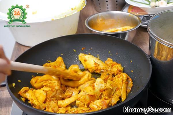 Nồi nước lèo mì Quảng gà đang sôi nhẹ trên bếp, toả hương thơm hấp dẫn