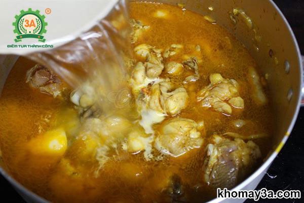 Thịt gà và trứng cút thấm vị trong nồi nước lèo mì Quảng chuẩn bị hoàn thành