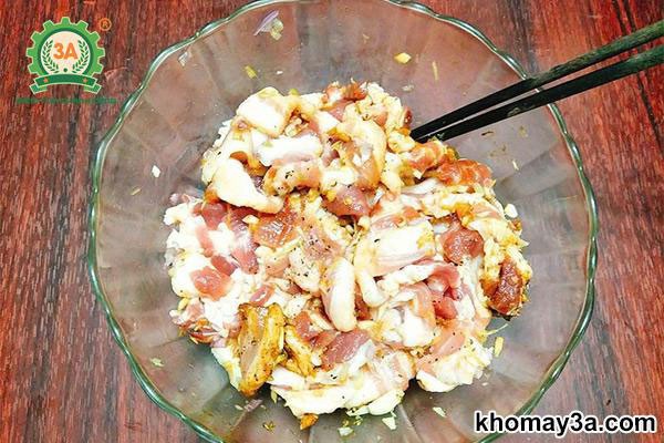 Thịt ba rọi được ướp với gia vị cho món mì Quảng tôm thịt