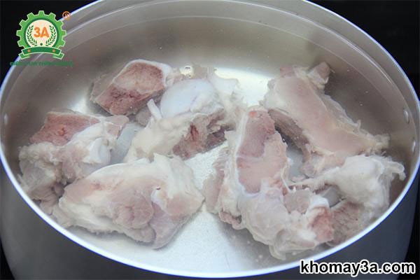 Nồi nước dùng xương heo đang được hầm để lấy nước ngọt cho nước lèo mì Quảng
