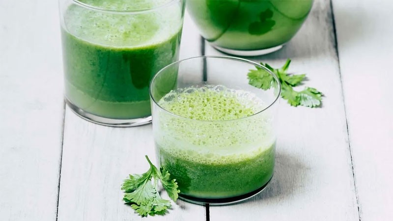 nước ép rau mùi tây và ngò rí