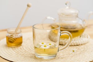 Trà táo đỏ kỷ tử sẽ dễ uống hơn khi có mật ong
