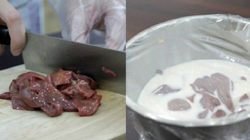 Gan heo đang được rửa sạch dưới vòi nước