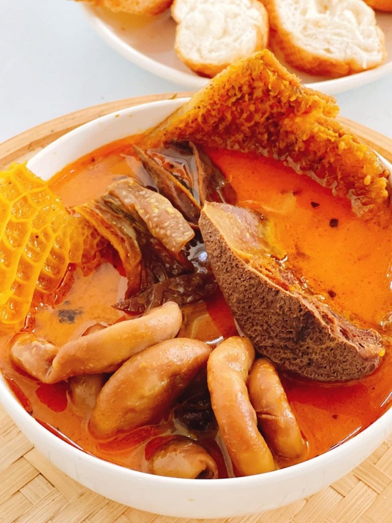 Lòng bò sau khi sơ chế kỹ lưỡng, đã được thái miếng vừa ăn, sẵn sàng để ướp gia vị nấu phá lấu.