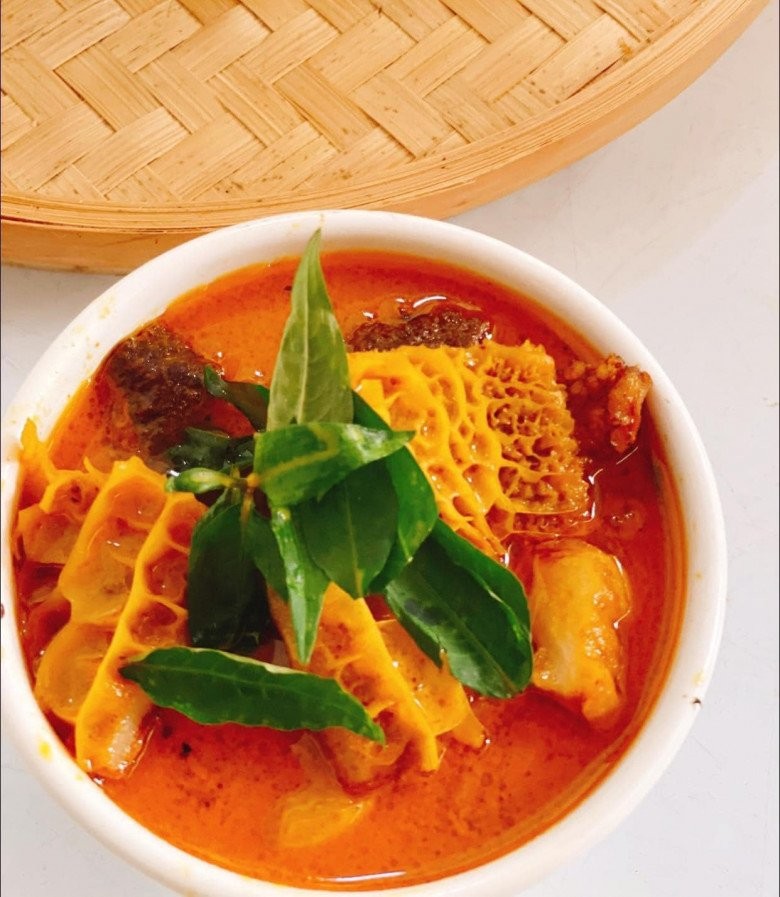 Bát phá lấu bò nóng hổi, thơm lừng, ăn kèm bánh mì và rau răm, gợi ý thưởng thức ngon miệng.