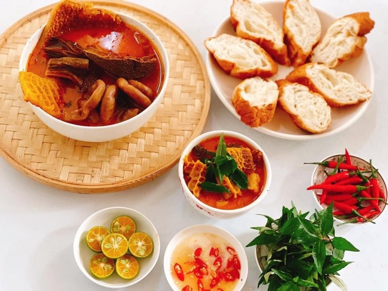 Ướp lòng bò với các loại gia vị đặc trưng để món phá lấu đạt hương vị đậm đà, hấp dẫn.