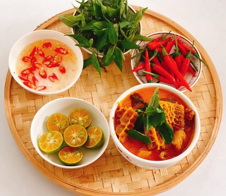 Phá lấu bò thành phẩm với màu sắc hấp dẫn, cho món ăn đường phố nổi tiếng Sài Gòn.