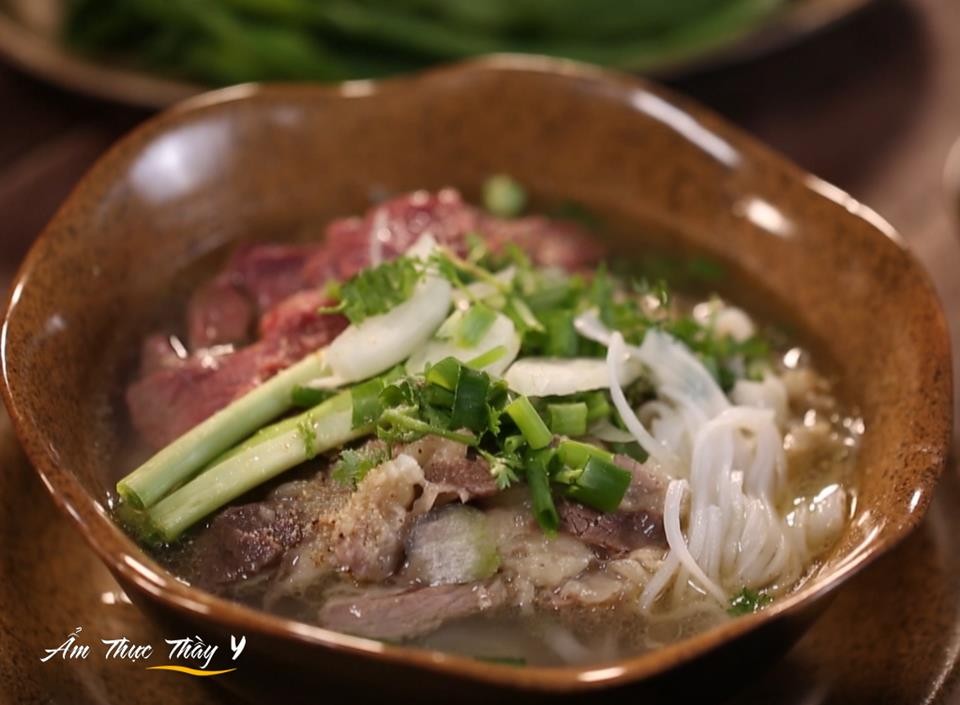 Hình ảnh cận cảnh bát phở bò Việt Nam hấp dẫn với nước dùng trong veo, thịt mềm và rau thơm