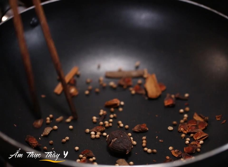 Các loại ngũ vị hương như hoa hồi, quế, thảo quả được rang khô để dậy mùi thơm nồng cho món phở Việt Nam