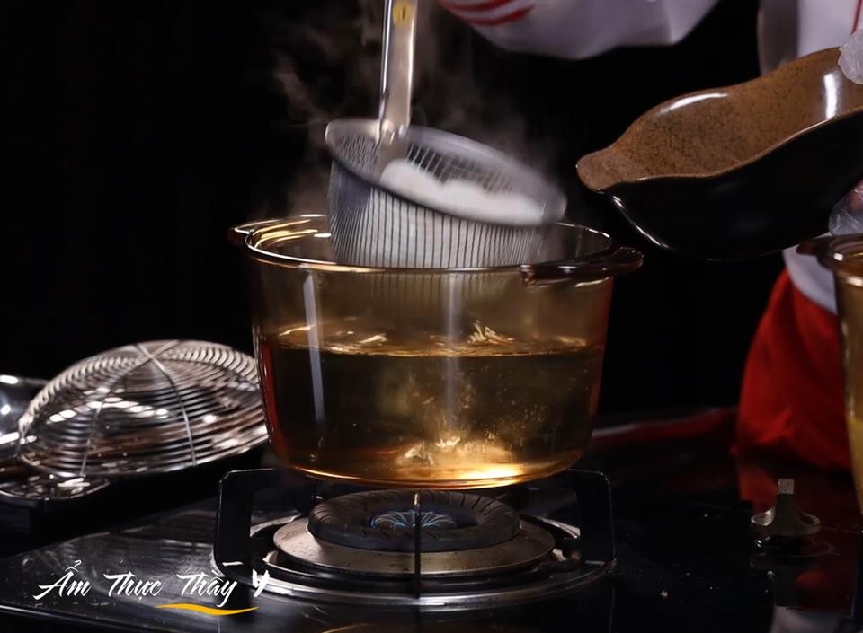 Bát phở bò việt nam nóng hổi với thịt, bánh phở và rau thơm đã sẵn sàng để thưởng thức