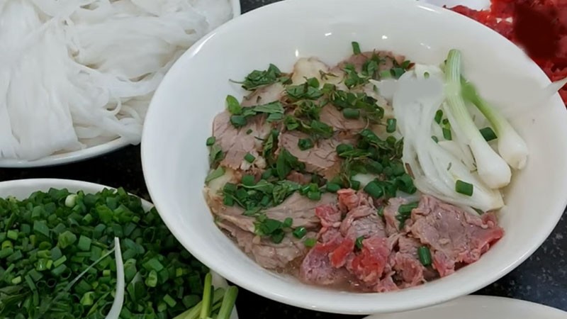 Bày phở gầu bò và các nguyên liệu trong bát