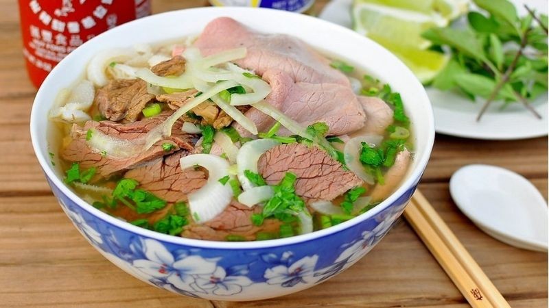 Tô phở bò nóng hổi đã hoàn thành, sẵn sàng thưởng thức