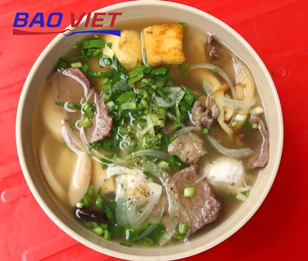 Bát phở bò chay thơm ngon với topping rau và bò lát chay