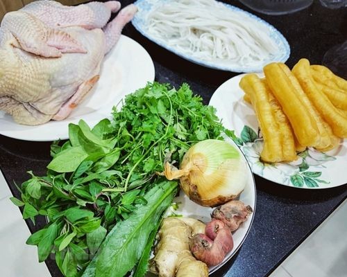 Món phở gà nấu tại nhà đơn giản với gói gia vị, đầy đủ hương vị truyền thống