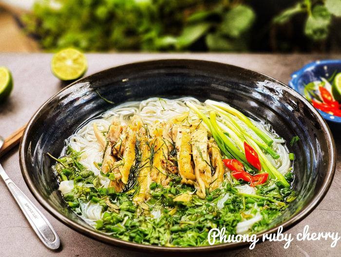 Bát phở gà nóng hổi, thanh đạm, là lựa chọn món nước ngon cuối tuần được yêu thích.