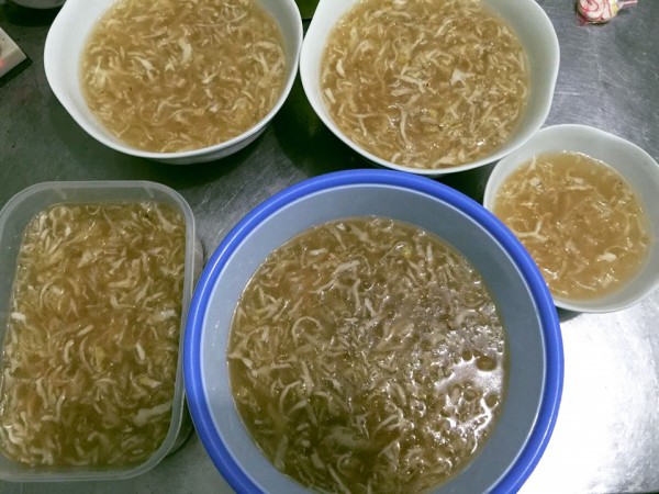 Thành phẩm rau câu chân vịt Lý Sơn đã đông, có màu vàng thanh hấp dẫn