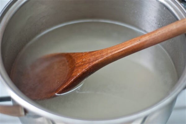 Nồi rau câu biển đang sôi nhẹ, chuẩn bị cho ra thành phẩm món tráng miệng
