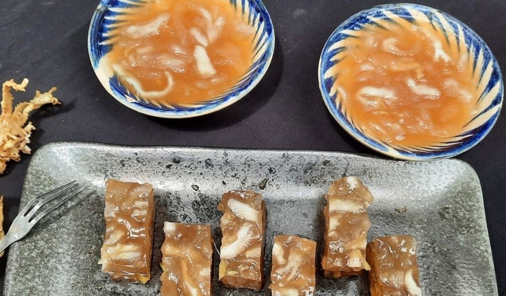 Rau câu sợi khô đã ngâm nở mềm, sẵn sàng cho công đoạn nấu