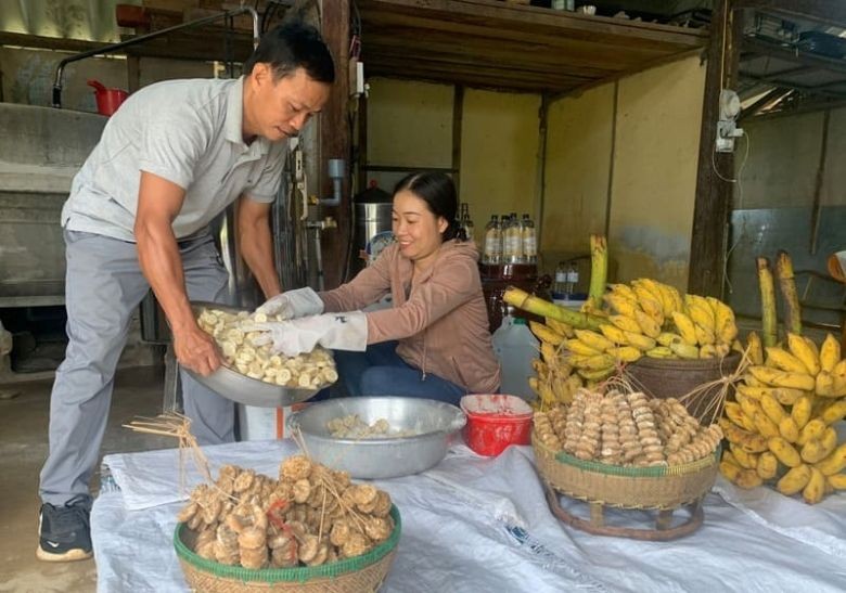 Chuối sứ đã sơ chế khô ráo, sẵn sàng ngâm rượu để không bị chát