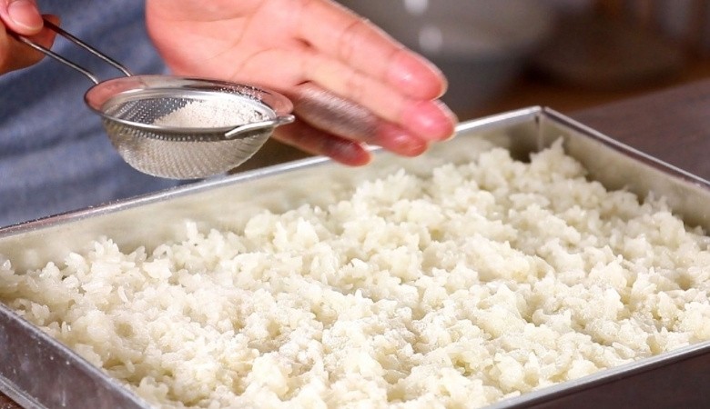 Trộn đều men vào cơm nếp đã nguội