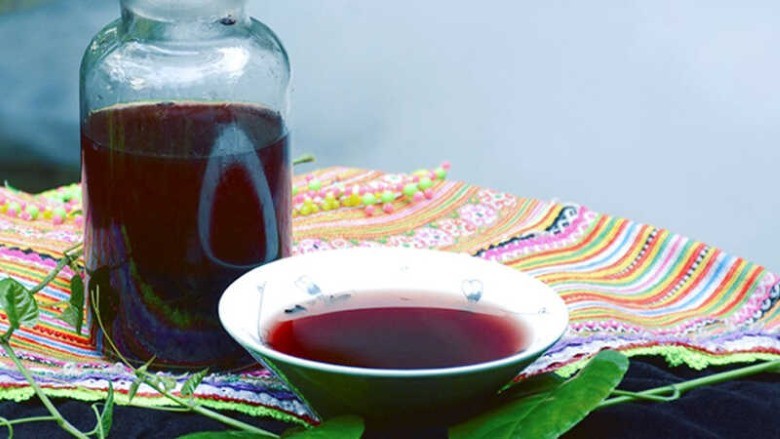 Thành phẩm rượu nếp cẩm sau khi ngâm có màu đỏ tím hấp dẫn